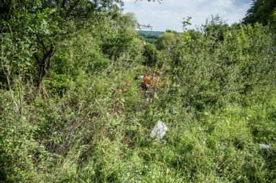 Beuren: Tankzug faehrt ungebremst Boeschung hinab - grosses Truemmerfeld - Fahrer lebensgefaehrlich verletzt